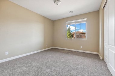 Aydınlık yaşam alanı zarif ahşap döşemeler ve yüksek tavanlar içeriyor. Büyük sürgülü kapılar açık bir açık alan, toplantı için mükemmel..