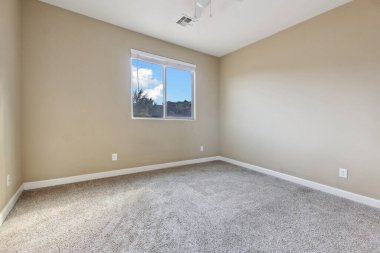 Aydınlık yaşam alanı zarif ahşap döşemeler ve yüksek tavanlar içeriyor. Büyük sürgülü kapılar açık bir açık alan, toplantı için mükemmel..