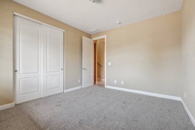 Aydınlık yaşam alanı zarif ahşap döşemeler ve yüksek tavanlar içeriyor. Büyük sürgülü kapılar açık bir açık alan, toplantı için mükemmel..