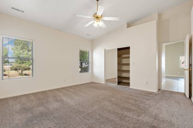 Aydınlık yaşam alanı zarif ahşap döşemeler ve yüksek tavanlar içeriyor. Büyük sürgülü kapılar açık bir açık alan, toplantı için mükemmel..