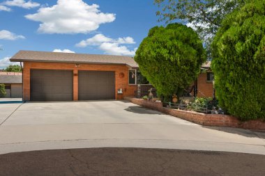 Bahçeli bir evin ön manzarası. Yüksek kalite fotoğraf