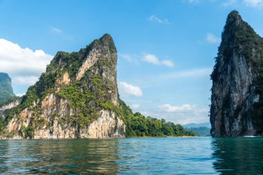Tayland 'daki Khao Sok Ulusal Parkı' nda bir tekne. 