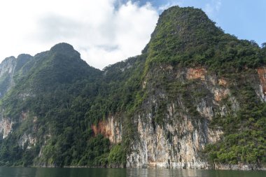 Tayland 'daki Khao Sok Ulusal Parkı' nda bir tekne. 