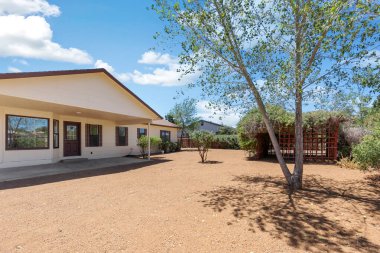 Avlusu olan bir ev. Yüksek kalite fotoğraf