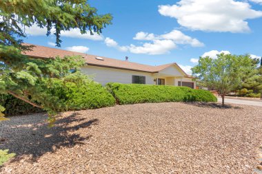 Bahçeli bir evin ön manzarası. Yüksek kalite fotoğraf