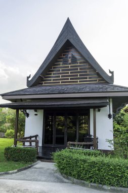 Tayland kırsalında dağlı Asyalı kulübeler 