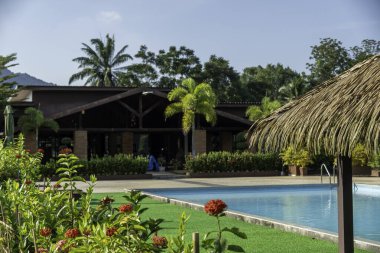 Tayland kırsalında dağlı Asyalı kulübeler 