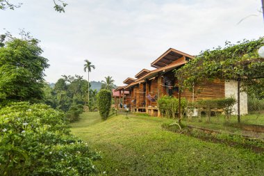 Tayland kırsalında dağlı Asyalı kulübeler 