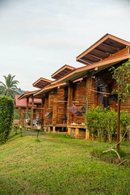 Tayland kırsalında dağlı Asyalı kulübeler 