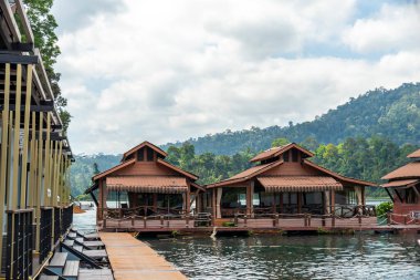 Tayland 'daki Khao Sok' ta su kenarında kulübeler. 