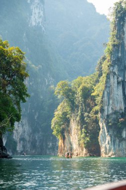  Tayland 'daki Khao Sok Ulusal Parkı' nda tekne. 