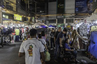 Krabi, Tayland - 24 Aralık 2024: Bangkok 'ta bir pazar