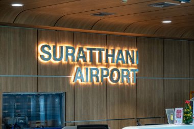 Bangkok, Tayland - 25 Aralık 2024: Surat Thani Havaalanı, sıcak ahşap aksanlı modern terminalde yolcuları karşıladı