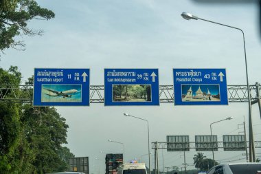 Bangkok, Tayland - 25 Aralık 2024: Surat Thani Havalimanı için yön tabelaları ve Tayland 'da belirgin mesafeler