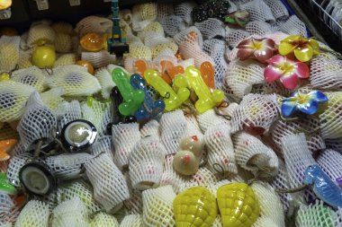 Akşamları yerel bir markette satılık renkli eşyalar sergileniyor. Yüksek kalite fotoğraf