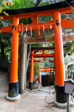 Japonya 'daki Fushimi Inari tapınak kemerleri. Yüksek kalite fotoğraf