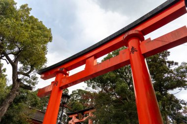 Japonya 'daki Fushimi Inari tapınak kemerleri. Yüksek kalite fotoğraf