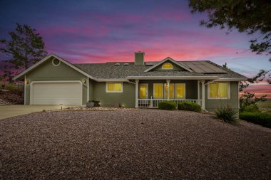 Gün batımının ışıltısında bir ev. Yüksek kalite fotoğraf