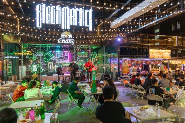 Bangkok, Tayland - 22 Aralık 2024: Bangkok 'ta canlı müzik sergilenen canlı gece piyasası