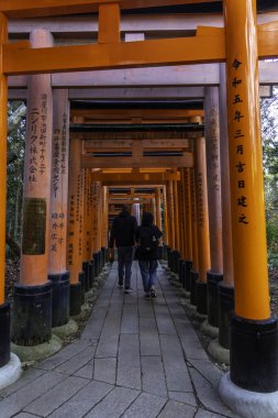 Kyoto, Japonya - 27 Aralık 2024: Japonya 'daki Fushimi Inari tapınak kemerleri. Yüksek kalite fotoğraf