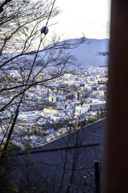 Kyoto, Japonya - 27 Aralık 2024: Japonya 'daki Fushimi Inari tapınak kemerleri. Yüksek kalite fotoğraf
