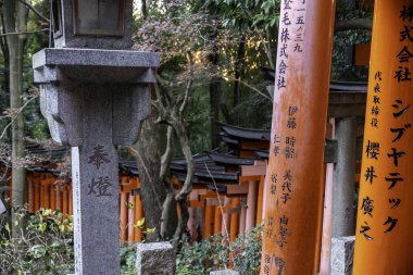 Kyoto, Japonya - 27 Aralık 2024: Japonya 'daki Fushimi Inari tapınak kemerleri. Yüksek kalite fotoğraf