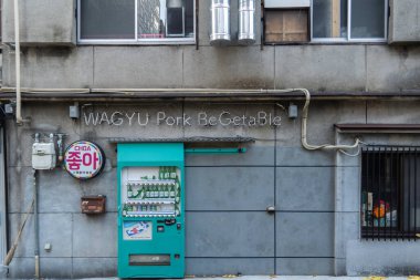 Kyoto, Japonya - 27 Aralık 2024: Eşsiz otomat otomatı, şehir merkezindeki bir binanın dışında wagyu domuz eti ürünleri satıyor. Yüksek kalite fotoğraf