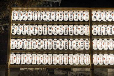 Kyoto, Japonya - 27 Aralık 2024: Geceleri Japon fenerleri. Yüksek kalite fotoğraf