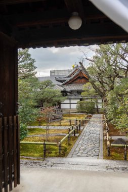 Kenninji sahasında yürüyorum. Yüksek kalite fotoğraf