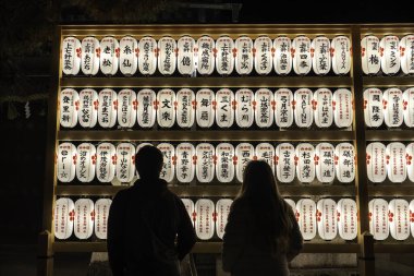 Kyoto, Japonya - 27 Aralık 2024: Japonya 'da bir çift. Yüksek kalite fotoğraf