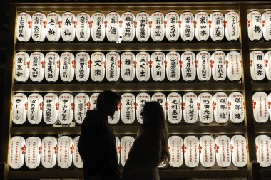 Kyoto, Japonya - 27 Aralık 2024: Japonya 'da bir çift. Yüksek kalite fotoğraf