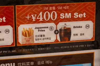 Kyoto, Japonya - 27 Aralık 2024: Canlı bir gıda standında sergilenen Japon kızartmalarının ve ferahlatıcı içeceklerin yer aldığı lezzetli bir yemek takımının keyfini çıkarmak. Yüksek kalite fotoğraf