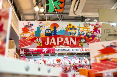 Kyoto, Japonya - 27 Aralık 2024: Hareketli bir alışveriş gününde hareketli bir pazar ortamında neşeli karakterli Japon kültürünün canlı gösterisi. Yüksek kalite fotoğraf