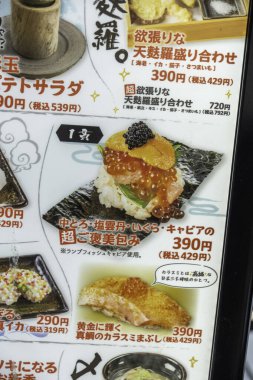Kyoto, Japonya - 27 Aralık 2024: Japonya 'da geleneksel bir restoranda canlı suşi hazırlığı sunan eşsiz aşçılık. Yüksek kalite fotoğraf
