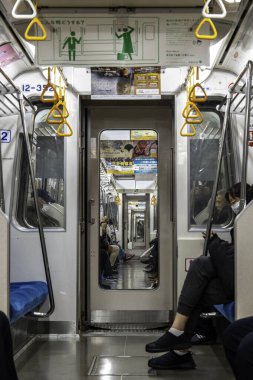 Tokyo, Japonya - 5 Ocak 2025: Tokyo 'nun kalbinde hareketli bir metro treni ile sessiz bir yolculuk. Yüksek kalite fotoğraf
