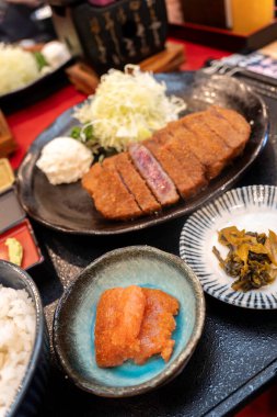 Japonya 'da canlı bir öğleden sonra geleneksel bir Japon restoranında lezzetli katsu yemeği servis edildi. Yüksek kalite fotoğraf