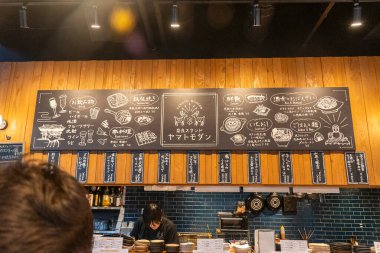 Kyoto, Japonya - 27 Aralık 2024: Yaratıcı bir karatahta menüsü olan samimi bir lokantada Japon mutfağının canlı sanatını keşfetmek. Yüksek kalite fotoğraf