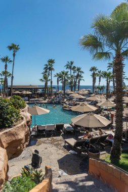 Güneşli Meksika 'da, açık mavi gökyüzünün altındaki canlı havuz kenarında rahatlama ve rahatlama. Yüksek kalite fotoğraf