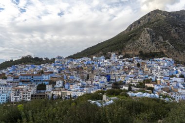 Mavi şefimiz Chefchaouen 'de yürüyoruz. Yüksek kalite fotoğraf