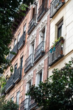 Madrid 'in göbeğindeki İspanyol balkonları. Yüksek kalite fotoğraf
