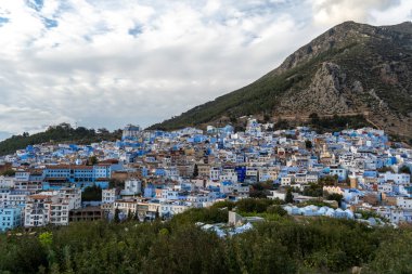 Mavi şefimiz Chefchaouen 'de yürüyoruz. Yüksek kalite fotoğraf