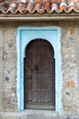 Mavi şefimiz Chefchaouen 'de yürüyoruz. Yüksek kalite fotoğraf