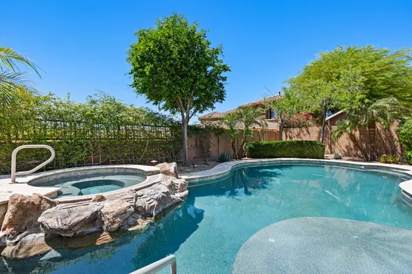 Geniş ve büyük bir yüzme havuzu. Tam ortasında rahatlatıcı bir jakuzi var. Boş zaman aktiviteleri için mükemmel bir yer.