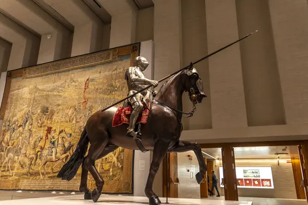 Güçlü bir atın üstünde zarif bir şekilde binen zırhlı bir adamı tasvir eden çarpıcı bir heykel büyüleyici bir sanat eseri olarak hizmet eder.
