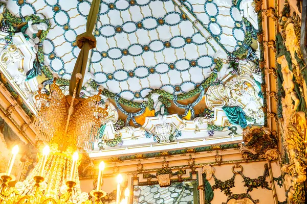 Nefis bir el yapımı avize, göz kamaştırıcı camdan tavanı olan geniş bir odanın tavanında zarif bir şekilde asılı duruyor.