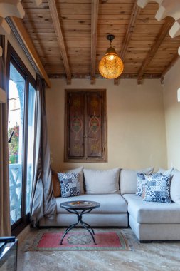 Mavi şefimiz Chefchaouen 'de yürüyoruz. Yüksek kalite fotoğraf