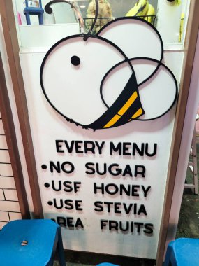 Şekersiz, bal, stevia ve taze mevsimlik meyveler gibi doğal seçenekleri olan lezzetli bir menü keşfedin.