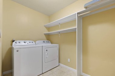 Aydınlık yaşam alanı zarif ahşap döşemeler ve yüksek tavanlar içeriyor. Büyük sürgülü kapılar açık bir açık alan, toplantı için mükemmel..