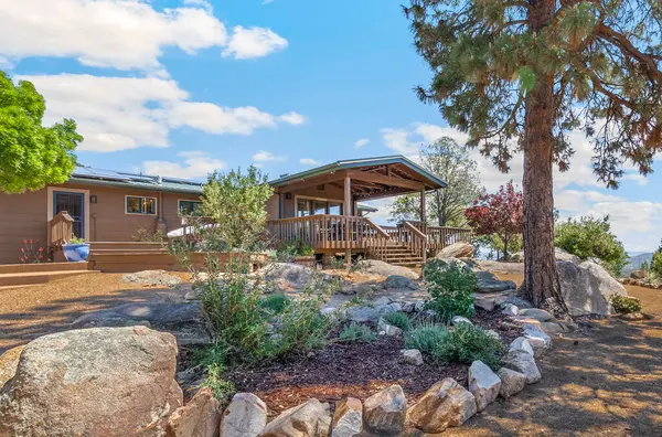 Büyüleyici bir ev, manzarayı güzelleştiren güzel tasarlanmış bir kaya bahçesinin hemen yanında, pitoresk bir tepenin üzerine kurulmuştur.