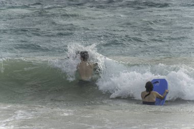 Poipu sahilinde sörf tahtası. Yüksek kalite fotoğraf